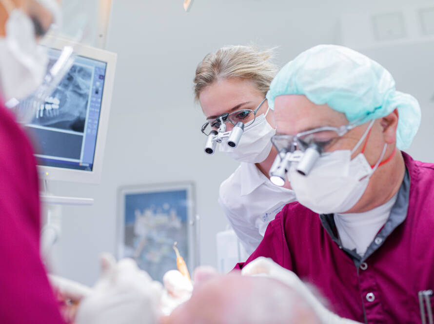 Implantologie Behandlung mit Dr. Horst Frey und Dr. Constanze Frey